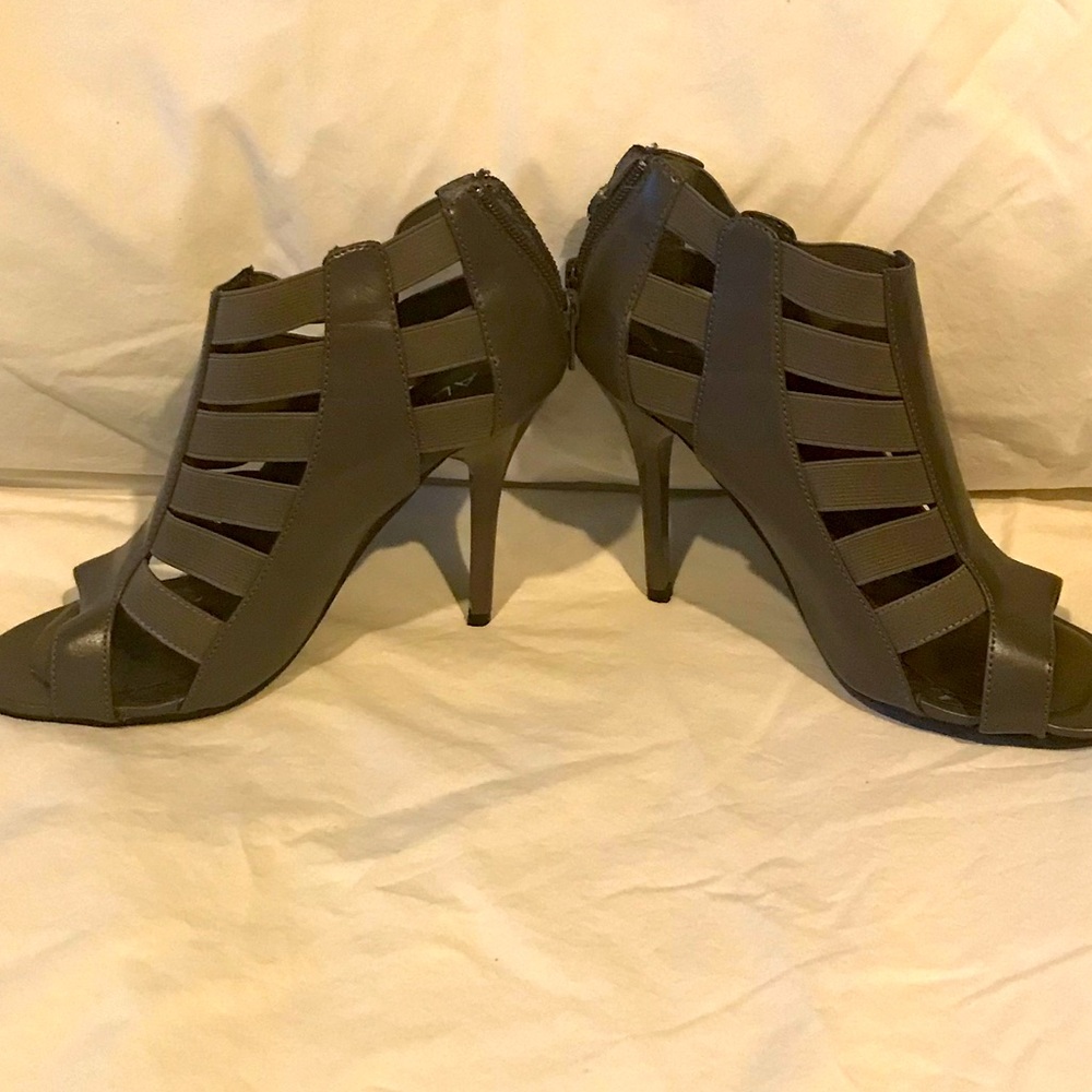 Aldo taupe booties size 7 with zipper back.